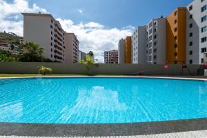 Sky View - Spacious Stay with Pool & Gym