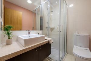 Sky View - Spacious Stay with Pool & Gym