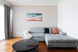 Sky View - Spacious Stay with Pool & Gym
