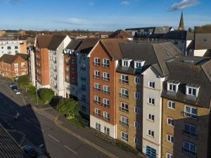 Bright & Stylish Town Centre Apartment with Parking