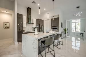 CoralVilla Suntastic - luxurious, new villa with pool & spa, outdoor kitchen