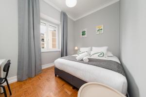 Soar Home l ENTRECAMPOS 3 l Central Comfort Stay, Fast WiFi, Steps to Metro, Near Campo Grande Park