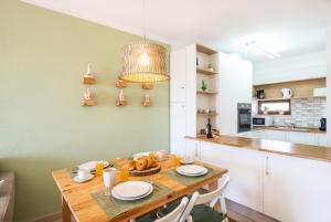 #006 Foxy D by Home Holidays