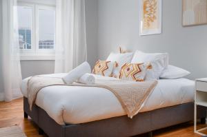 Soar Home l ENTRECAMPOS 3 l Central Comfort Stay, Fast WiFi, Steps to Metro, Near Campo Grande Park