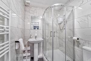 Rose Cottage- 2 Bedrooms with Parking!