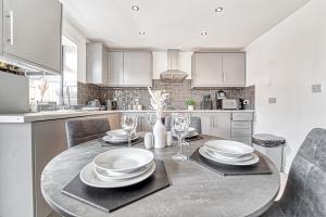 Rose Cottage- 2 Bedrooms with Parking!