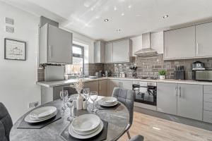 Rose Cottage- 2 Bedrooms with Parking!