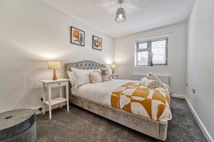 Rose Cottage- 2 Bedrooms with Parking!