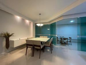 3 suítes a poucos metros do MAR em Meia Praia!