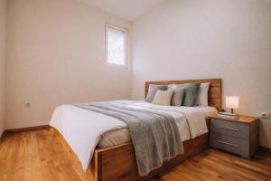 Luxury Lake Nearby Free Parking Pet Friendly APT