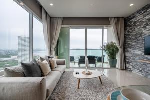 White Sands Beachfront l 2BR Condo with Ocean View