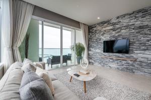 White Sands Beachfront l 2BR Condo with Ocean View