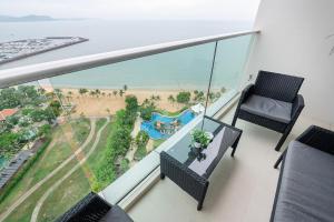 White Sands Beachfront l 2BR Condo with Ocean View