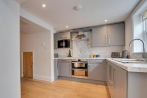 4 Bed in Whitby oc-w444