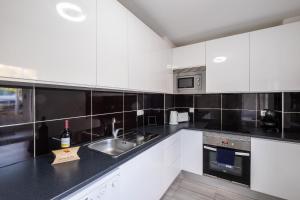 #002 Donalds Flat by Home Holidays