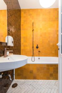 Home2Book Sunny Duplex with Private Terrace