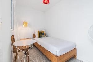 Home2Book Sunny Duplex with Private Terrace