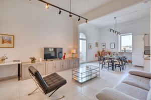 Beautiful seafront 2 bedroom apartment with breath-taking views BBRI1-1