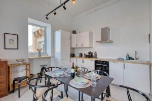 Beautiful seafront 2 bedroom apartment with breath-taking views BBRI1-1