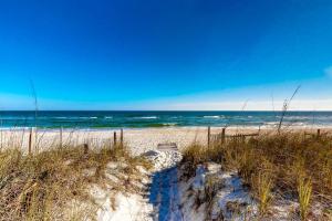 Sunny home with large deck firepit boat parking W&D & AC - easy beach access