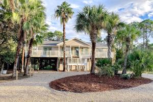 Sunny home with large deck firepit boat parking W&D & AC - easy beach access
