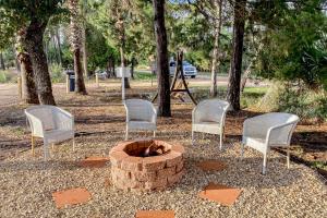 Sunny home with large deck firepit boat parking W&D & AC - easy beach access