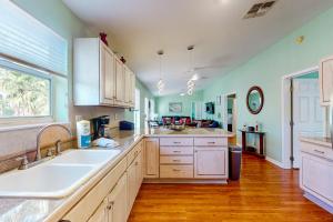 Sunny home with large deck firepit boat parking W&D & AC - easy beach access