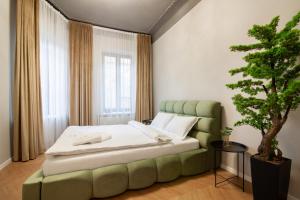 Royal Classic Art apartment on Sichovych Striltsiv 17