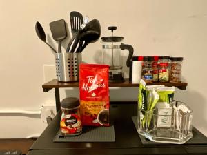 Easy Rodeo Access, HUGE 2BR, Walk to Restos & Bars