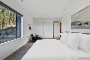 Big Sky Vista - Hot Tub, Fireplace & Mountain View