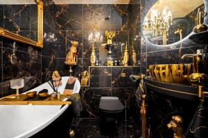 Spacious 2 Bed Apartment - Long Stays - Bedroom TV - Parking - Balcony 38W