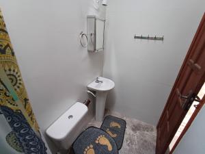 Casa com 2 quartos, piscina, área gourmet e garagem