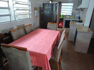 Casa com 2 quartos, piscina, área gourmet e garagem