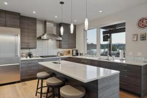 Bend Riverside - Waterfront, Hot Tub & Gym