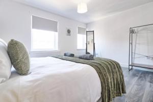 Comfy 4 Bed, Sleeps 8, fast WIFI, Contractor friendly