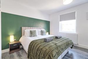 Comfy 4 Bed, Sleeps 8, fast WIFI, Contractor friendly