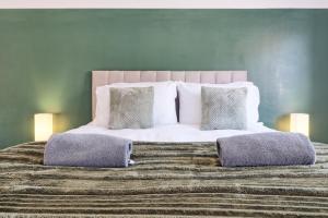 Comfy 4 Bed, Sleeps 8, fast WIFI, Contractor friendly