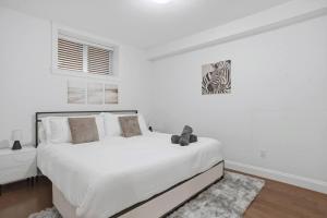 Central and Roomy Vancouver 2BR w Laundry and Parking