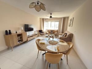 Apartamento céntrico junto paseo, playas y zonas de interés!!