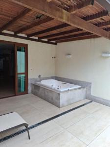 Vista Azul - Suíte com banheira de hidromassagem