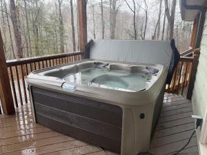 Smokey Mountain Getaway - new renovation - Mountain Views with Sunsets