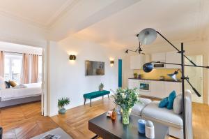 UrbanFlat 99 - Beautiful 6 BDR Apartment in the center of Paris