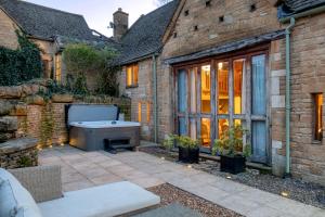 Willowberry Barn - Exclusive Home with Hot Tub