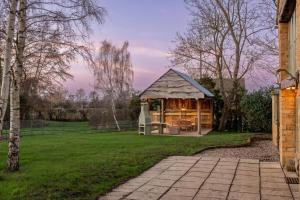 Willowberry Barn - Exclusive Home with Hot Tub