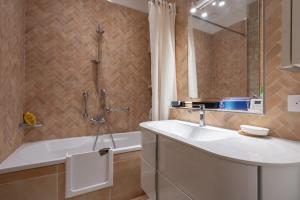 Le Champ de Mars - 400 m de la Tour Eiffel