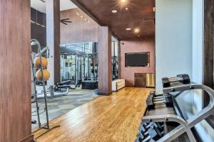 Modern 1BR Chic Retreat Pool Gym Parking