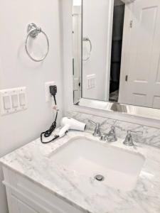 Large Modern Studio Apartment walk to White House