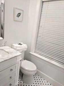 Large Modern Studio Apartment walk to White House