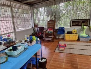 The Old Family, Mountain Home, 1 couple 2 adults