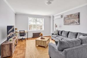 2BR Farmhouse Apt Near Everything - 2nd Floor